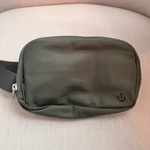 Lululemon everywhere belt bag (NWT)